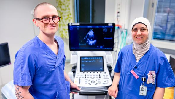 Två biomedicnska analytiker framför ultraljudsmaskin