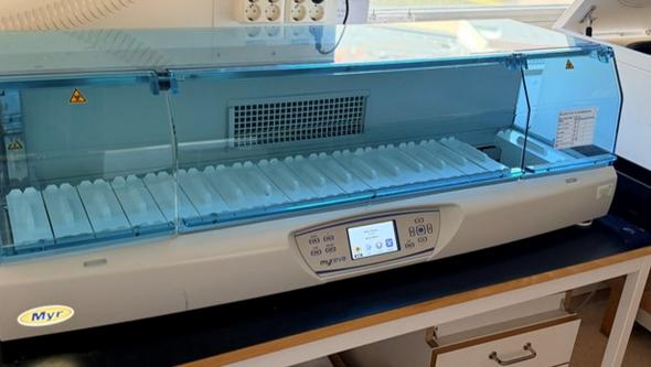 Myr automated slide stainer