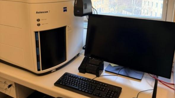 Zeiss Axioscan slide scanner 