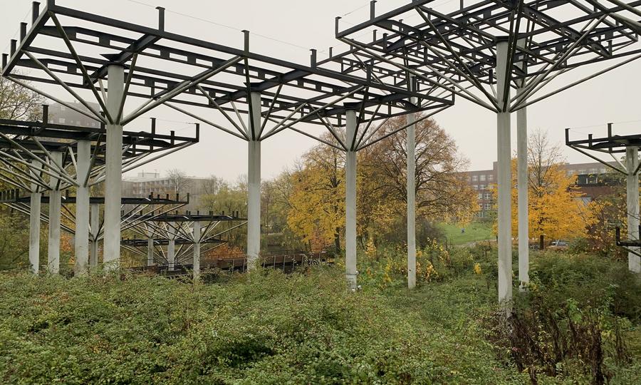 Ett konstverk med metallpelare