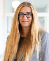 Porträtt på Magdalena med långt hår och glasögon