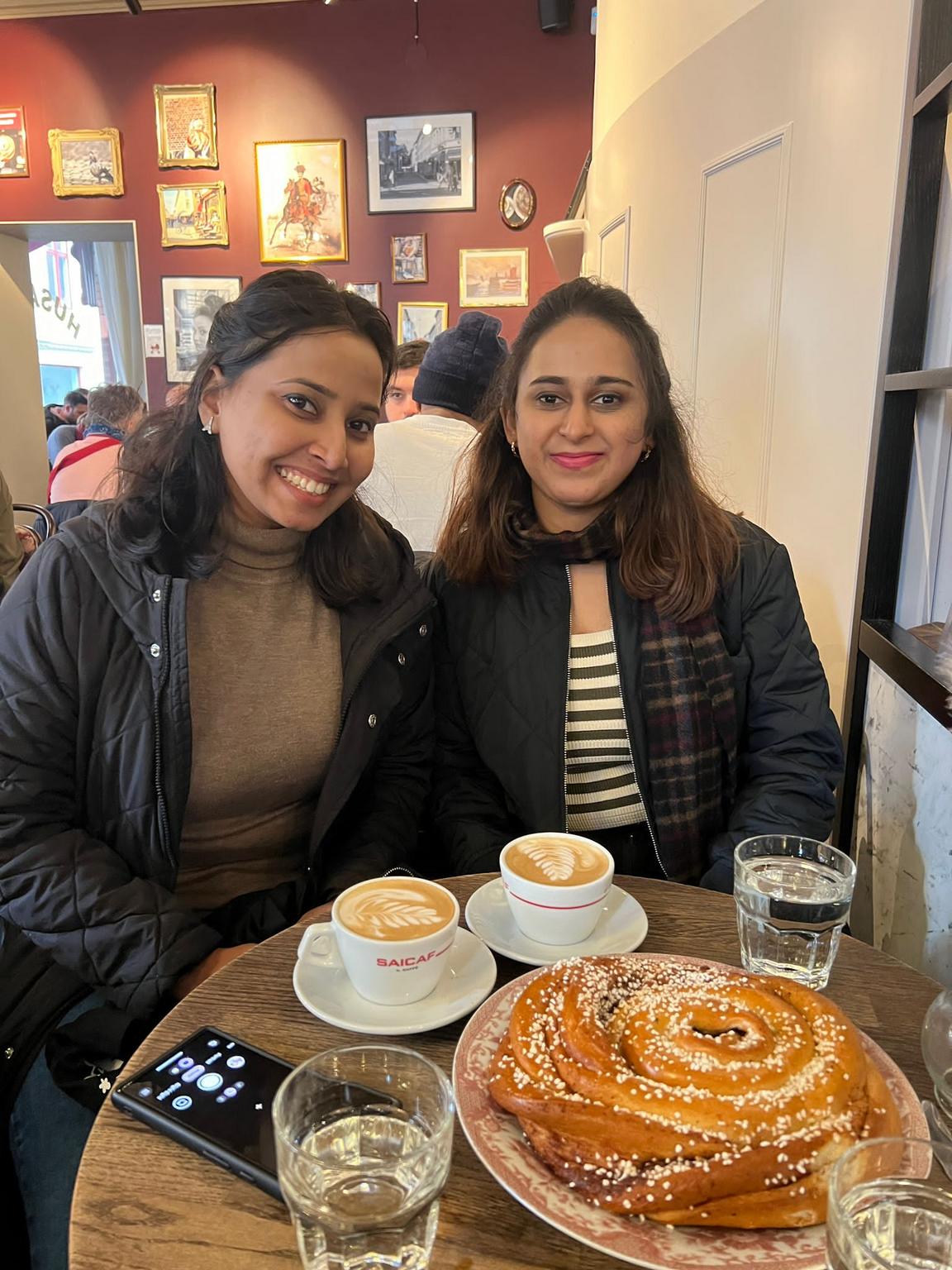 Två studenter fikar.