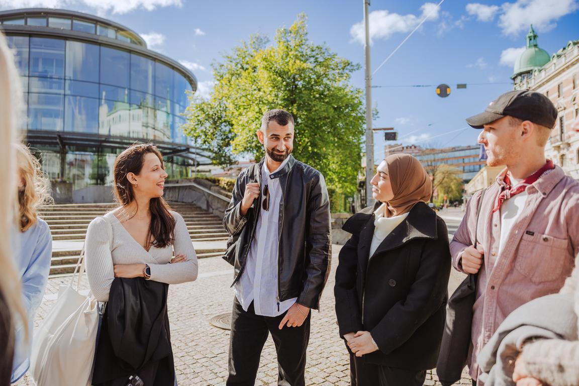 Studenter utanför Pedagogen. A-huset syns i bakgrunden.