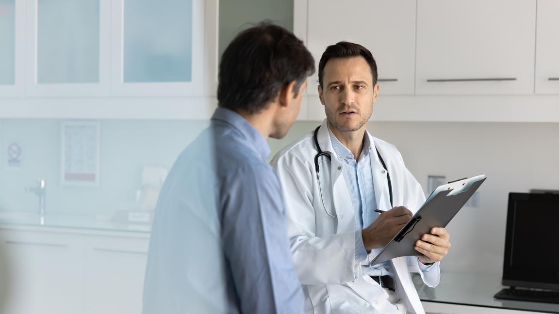 Läkare med patient på vårdmottagning