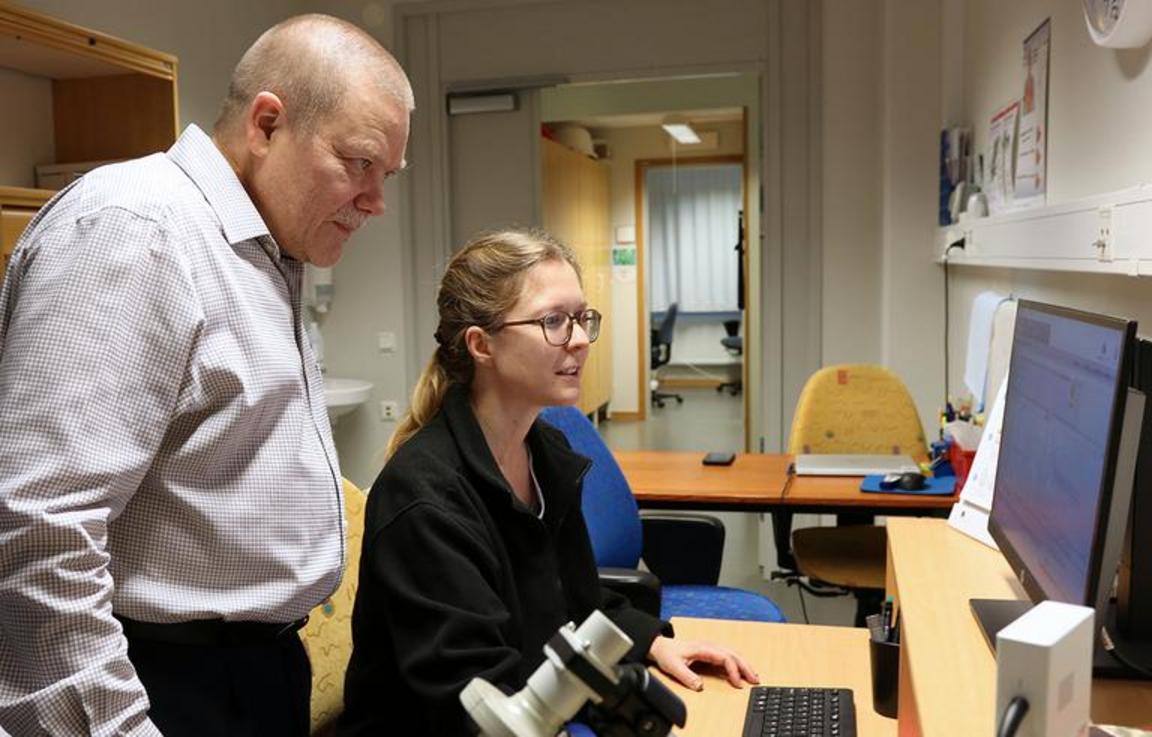 Hannu Kankaaranta står utomhus iförd en blå kavaj. 