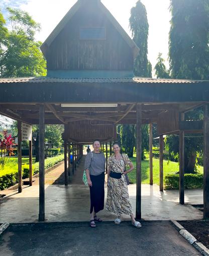Åsa Densborn och Miranda Andersson utanför yrkesskolan i Morogoro