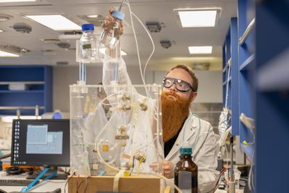 Marinkemisten Adam Ulfsbo på labbet ombord på R/V Skagerak. 